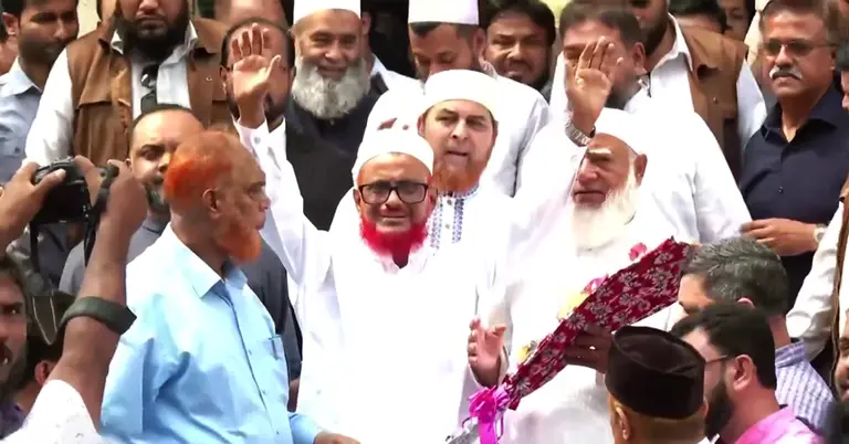 কারামুক্তির পর অন্যান্যদের সঙ্গে জামায়াত নেতা এটিএম আজহারুল